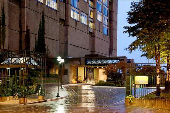 Hotel Information Hilton Montreal Bonaventure is a unique penthouse oasis located in the heart of the city.
